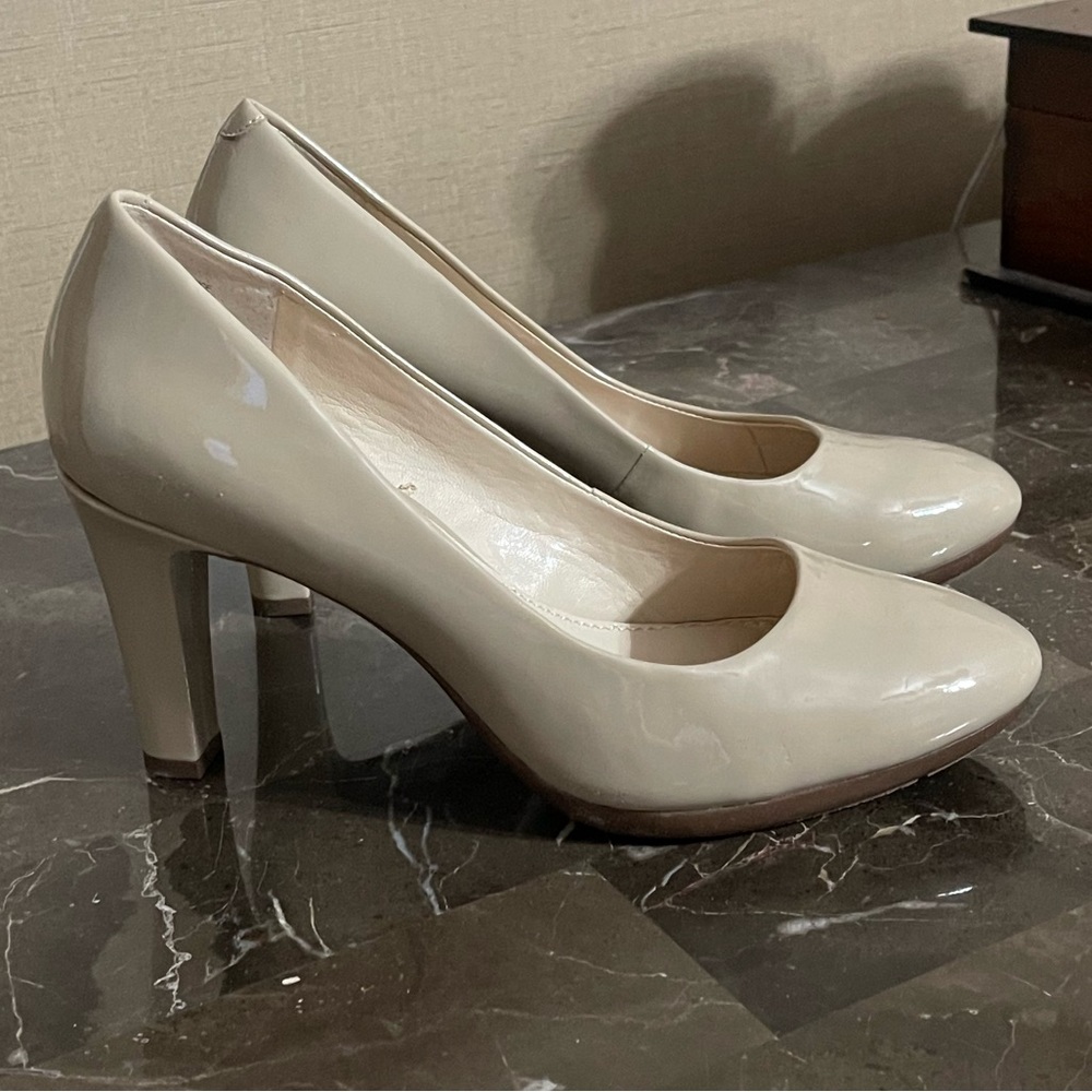 Size 7 Anne Klein closed toe heels